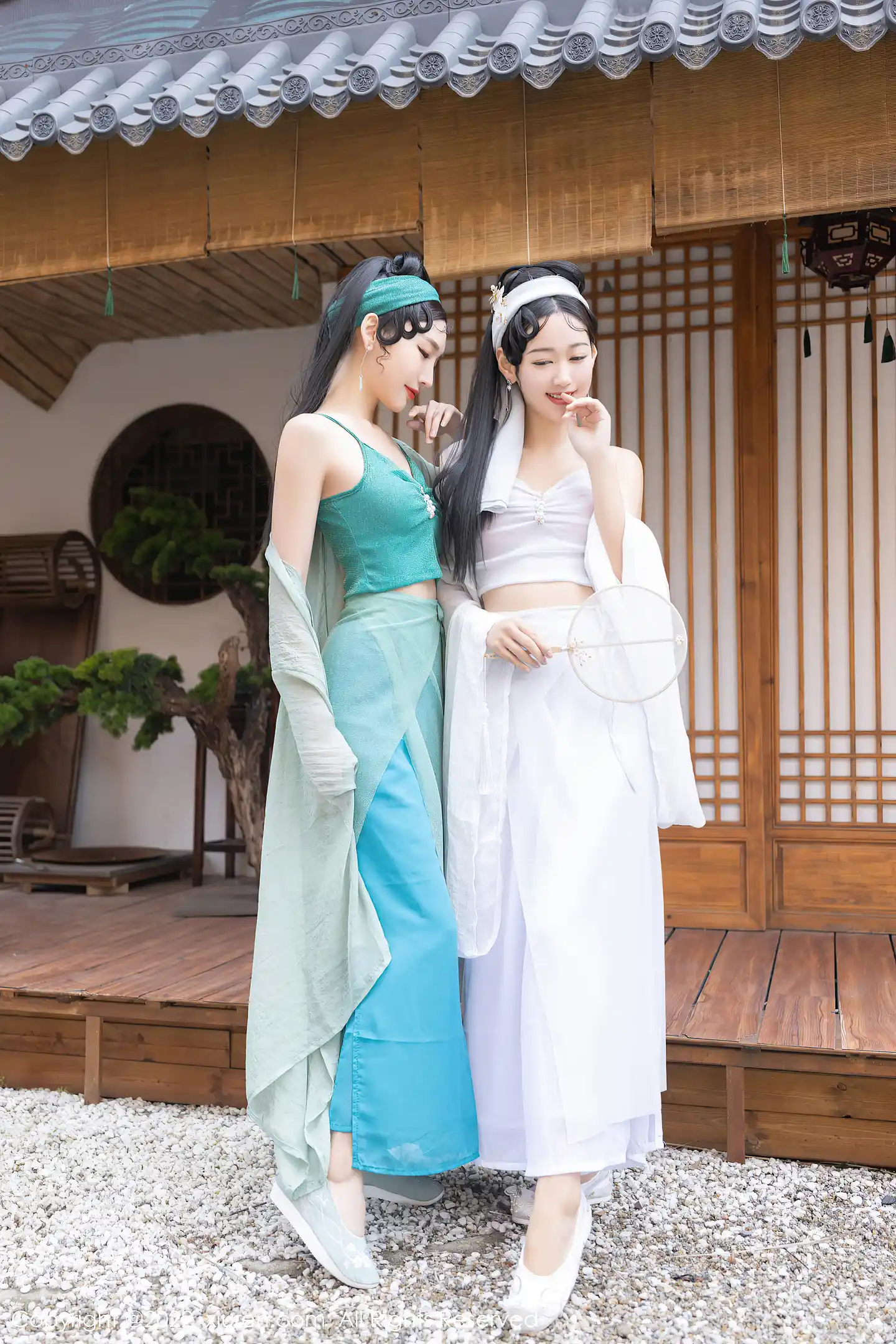 图片[2]-[Xiuren秀人网] 2022.04.29 VOL.4952 唐安琪 陆萱萱古装美女白素贞与小青 透视情趣汉服裙加肉丝美腿性感私房写真集-秀人网官方网站